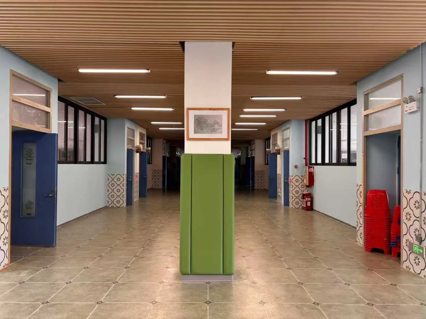 协同学校改造项目教学区通道完工实景
