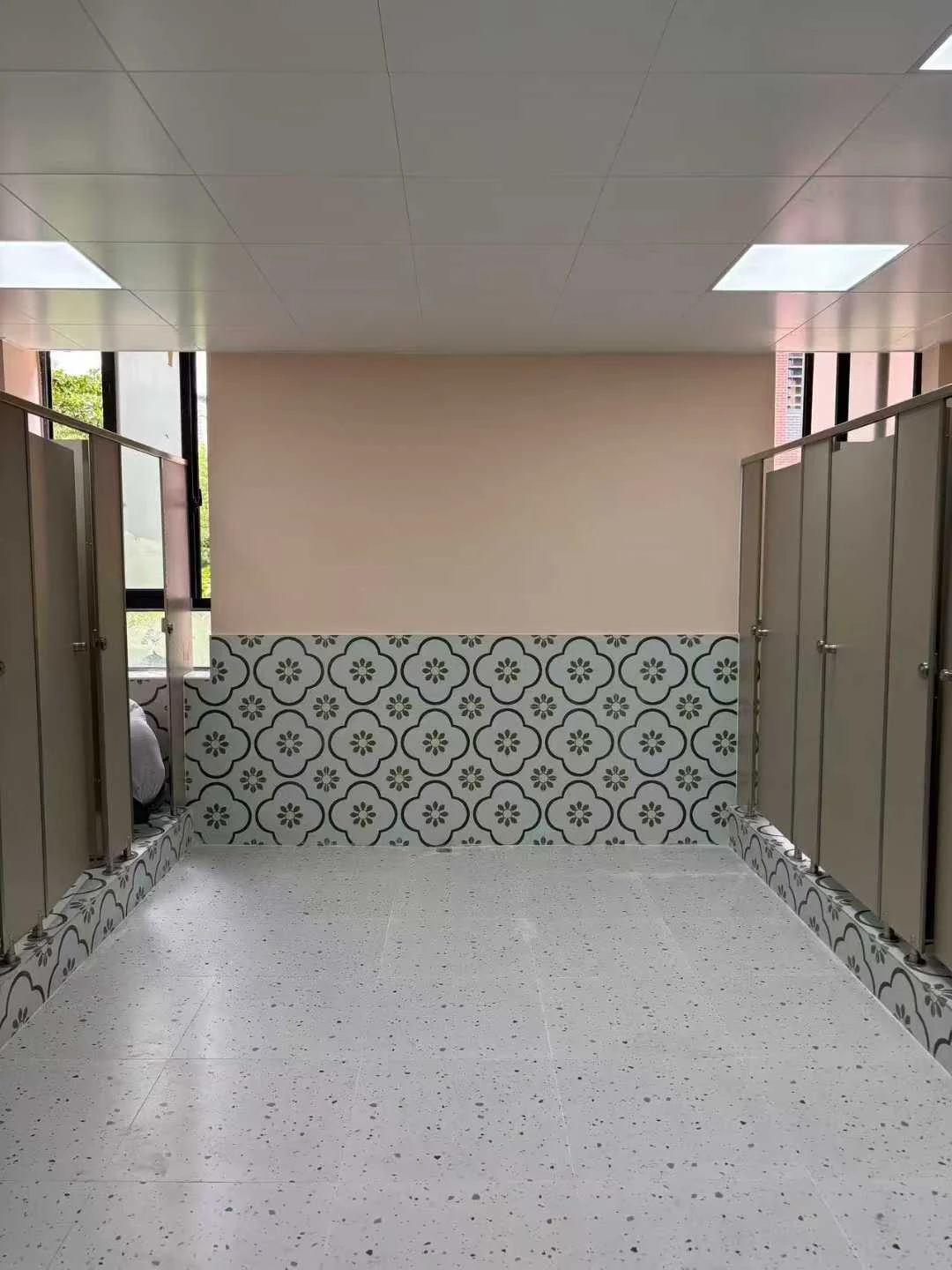 协同学校改造项目卫生间完工实景
